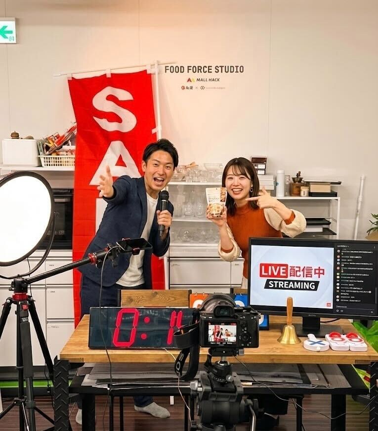 FOOD FORCE STUDIOから松屋フーズデーのライブコマース配信を行う様子