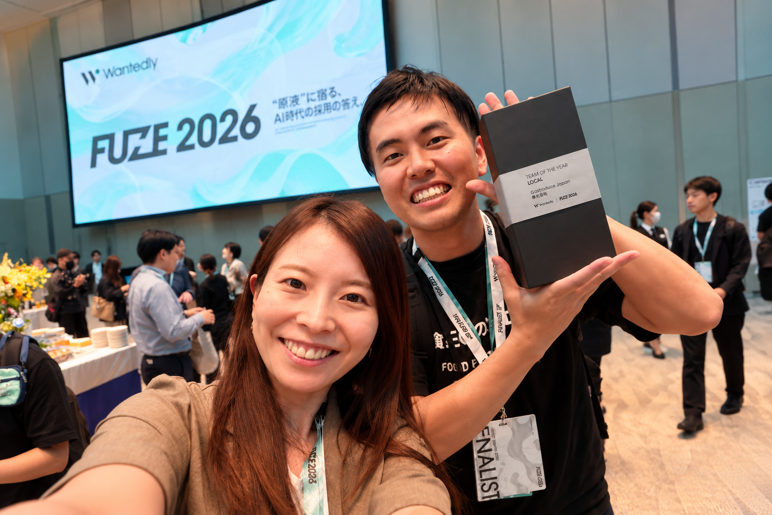 FUZE 2026の会場でトロフィーを手にするGastroduceJapanのメンバー
